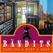 Eingang eines Veranstaltungsortes mit Western-Thema. Schild: "BÄNDITS Bowling & Beef & Beer".