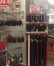 Laden mit Lederwaren und Schlüsseldienst, mit Produkten wie Gürtel, Brieftaschen und Schlüsselanhänger.