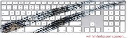 Eine Computertastatur mit schmutzigen Reifenspuren und dem Text "wir hinterlassen spuren...".