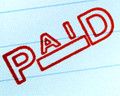 Roter "PAID"-Stempel auf Papier.