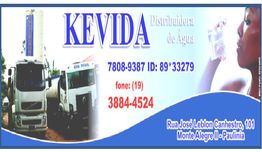 Imagem de uma propaganda da distribuidora de água Kevida com dois caminhões e uma mulher bebendo água.