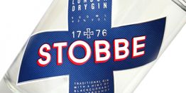 Flasche Stobbe London Dry Gin, blauer Aufdruck, Jahr 1776, mit schwarzer Johannisbeere und Bergamotte.