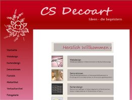 Startseite einer Webseite mit rotem Kopfbereich, Text "CS Decoart" und Menü links.