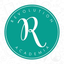 Logo circular verde con "R" blanca y texto: "Revolution Academia". Fondo con íconos escolares.
