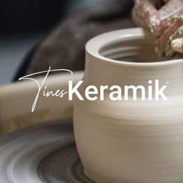 Hände formen Ton auf Töpferscheibe, Aufschrift "Tines Keramik" im Vordergrund.