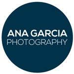 Círculo azul con texto "Ana Garcia Photography" en blanco en el centro.