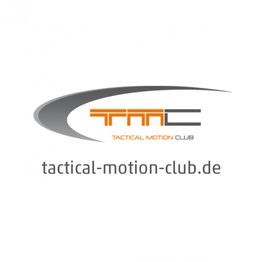 Logo des Tactical Motion Club mit der Website tactical-motion-club.de in Grau und Orange.