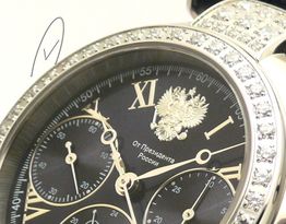 Luxuriöse Armbanduhr mit Diamantlünette, schwarzem Zifferblatt und russischem Wappen.