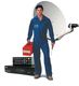 Técnico con uniforme azul, sostiene caja roja. Detrás, antena parabólica y decodificadores.
