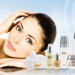 Frau mit heller Haut, Kosmetikprodukte und weiße Orchidee im Vordergrund.