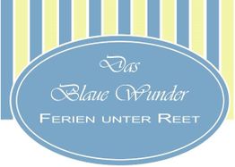 Blaues Oval mit Text "Das Blaue Wunder, Ferien unter Reet" vor gelb-blau gestreiftem Hintergrund.
