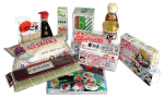 Japanische Lebensmittelprodukte, darunter Sojasauce, Essig und Sushi-Zutaten, aufgestellt.