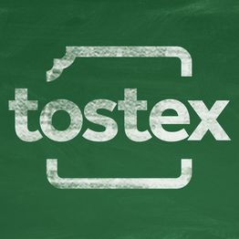 Texto "tostex" em branco no fundo verde, imitando um quadro negro.