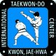 Zwei Taekwondo-Kämpfer auf blauem Hintergrund mit Beschriftung "International Taekwon-Do Center".