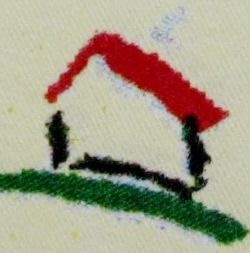 Zeichnung eines Hauses mit rotem Dach, zwei Bäumen, auf einem grünen Hügel.