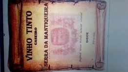 Rótulo de vinho tinto caseiro "Serra da Mantiqueira", tipo doce, em estilo envelhecido.