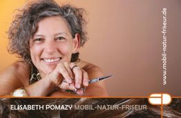 Eine Person mit grauem Haar hält eine Schere; Text: "Elisabeth Pomazy, Mobil-Natur-Friseur".