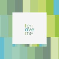 Logo de texto en fondo de tonos verdes y azules.