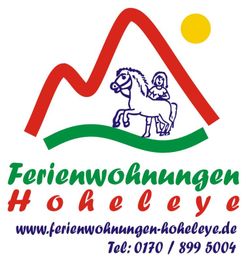 Ferienwohnungen Logo: Kind auf Pferd, Berge, Sonne, Website und Telefonnummer.