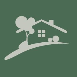Haus und Baum auf einem Hügel, stilisiertes Logo auf grünem Hintergrund.