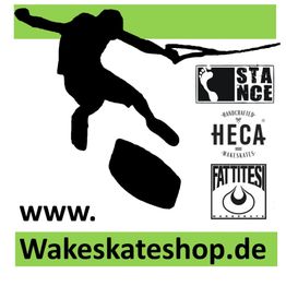 Silhouette eines Wakeskaters mit Logos und Schriftzug "www.wakeskateshop.de".