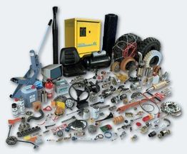 Sammlung von Fahrzeug- und Maschinenteilen, darunter Reifen, Bremsscheiben, Werkzeuge und mehr.