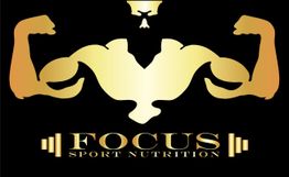 Ein goldenes Muskelmann-Logo mit der Aufschrift "FOCUS SPORT NUTRITION" auf schwarzem Hintergrund.