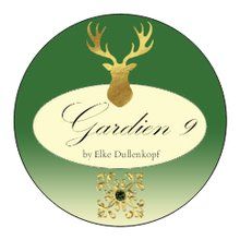 Grünes Logo mit Hirschkopf und Text "Gardien 9 by Elke Dullenkopf", goldene Verzierung unten.