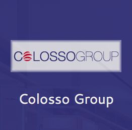 Logo "Colosso Group" su sfondo blu scuro con lettere bianche e rosse.