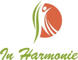 Logo mit einer stilisierten Figur in grünem und orangem Kreis; Text: "In Harmonie".