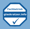 Achteckiges Logo mit der Aufschrift "Fachbetrieb glaskratzer.info" und einem Haken.
