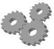 Drei graue Zahnräder ineinandergreifend dargestellt auf weißem Hintergrund.