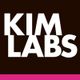 Schwarzer Hintergrund mit weißem Text "KIM LABS", unten pinker Streifen.