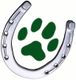 Hufeisen umschließt grünen Pfotenabdruck auf weißem Hintergrund.