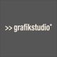 Logo mit dem Text ">> grafikstudio*" auf grauem Hintergrund.