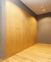 Flur mit grauen Wänden und hölzernen Schränken, Holzboden und modernem Design.