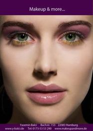 Nahaufnahme eines geschminkten Gesichts mit lila und goldenen Lidschatten. Text: "Makeup & more...".