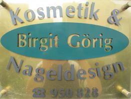 Schild mit der Aufschrift: "Kosmetik & Nageldesign, Birgit Görig, ☎ 950 828".