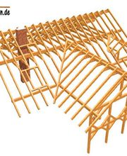 Holzrahmenkonstruktion eines Dachs mit Holzbalken und Schornstein, von oben betrachtet.