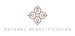 Embleem met bloemmotief en tekst: "Natural Beautification".