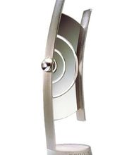 Silberne, abstrakte Trophäe mit spiralförmigen Elementen auf zylindrischem Sockel.