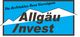 Allgäu Invest Logo mit Slogan "Die Architekten Ihres Vermögens" vor Bergsilhouette.