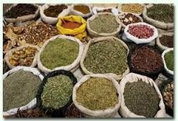 Sacos com várias ervas e especiarias coloridas em uma feira ou mercado.