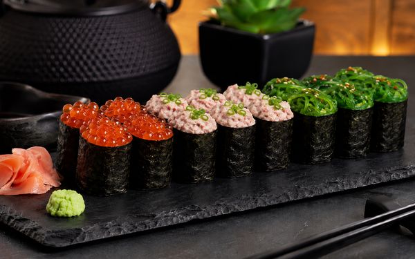 Verschieden gefüllte Gunkan Maki, die einzelnen Sushiröllchen wurden aufgestellt und mit Kaviar, Thunfischtatar und Seetang befüllt.
