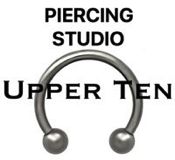 Afbeelding met tekst "Piercing Studio Upper Ten" en een cirkelvormige piercing.