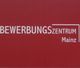 Rotes Schild mit weißer Schrift: "Bewerbungszentrum Mainz".