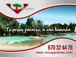 Paisaje de jardín con piscina, logo de Vinca Jardines y texto "Tu propio paraíso, a una llamada".