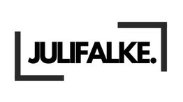 Schwarzer Schriftzug "JULIFALKE." umrahmt von eckigen Klammern auf weißem Hintergrund.