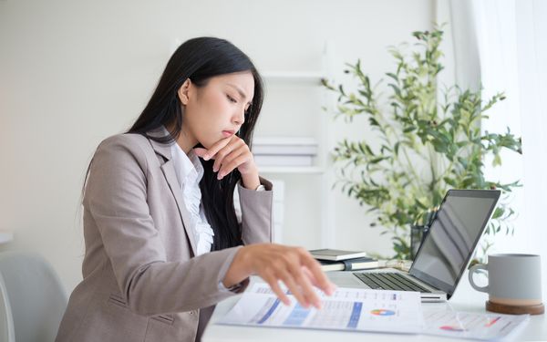 Eine Frau arbeitet an der Entgeltabrechnung ihrer Firma.