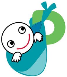 Ein lächelndes Gesicht in einem blauen Tuch, das im Stil einer Tragetuchschaukel hängt.